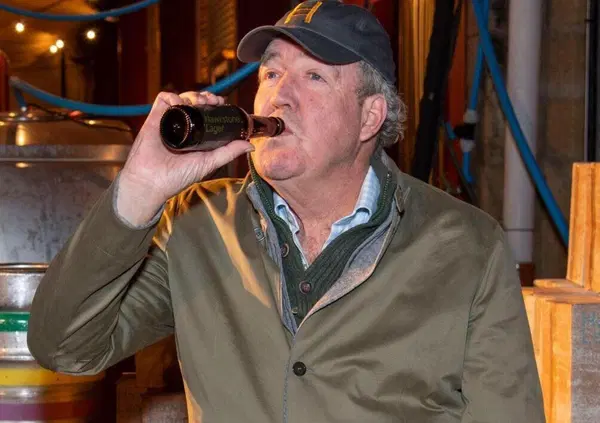 Jeremy Clarkson mostra &ldquo;per sbaglio&rdquo; il suo nuovo pub appena acquistato (per un milione). Da Top Gear a dietro al bancone per una serata speciale, ma&hellip; [VIDEO]