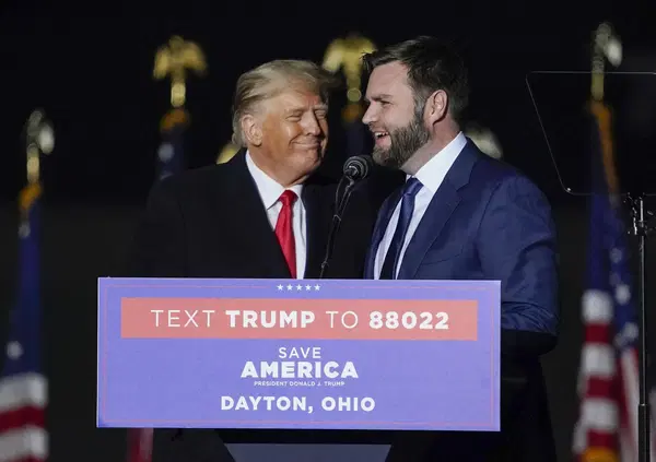 Abbiamo letto &ldquo;Elegia americana&rdquo;, il libro di J. D. Vance e vice di Trump e abbiamo capito perch&eacute; The Donald vincer&agrave; le elezioni (alla faccia del moralismo woke)