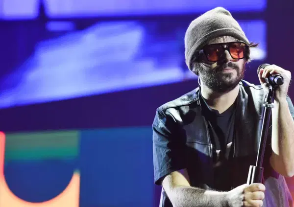 Perch&eacute; i fan di Calcutta gli hanno urlato &ldquo;vergogna&rdquo;? Ritardi, sicurezza, controlli assenti al concerto all'Ippodromo Snai di San Siro. E Morgan lo attacca. Noi c&rsquo;eravamo e&hellip;