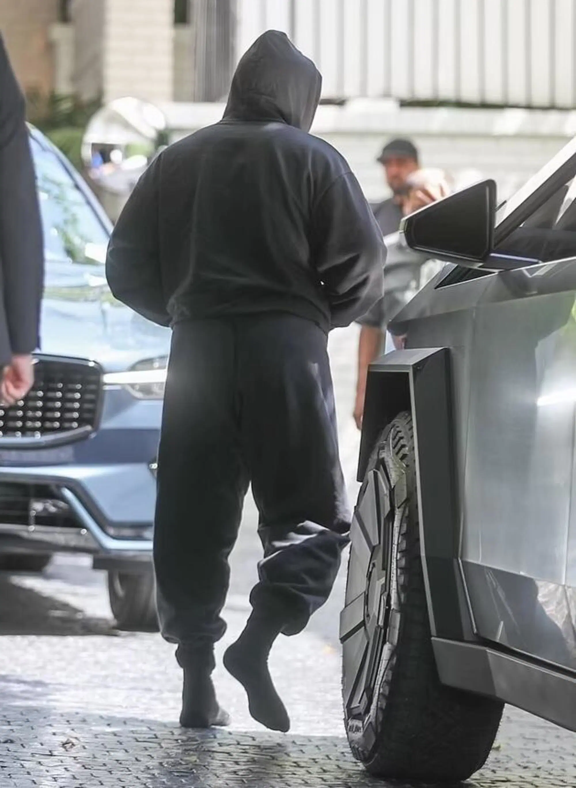 Anche Kanye West sembra essersi "scordato" qualcosa: le scarpe...