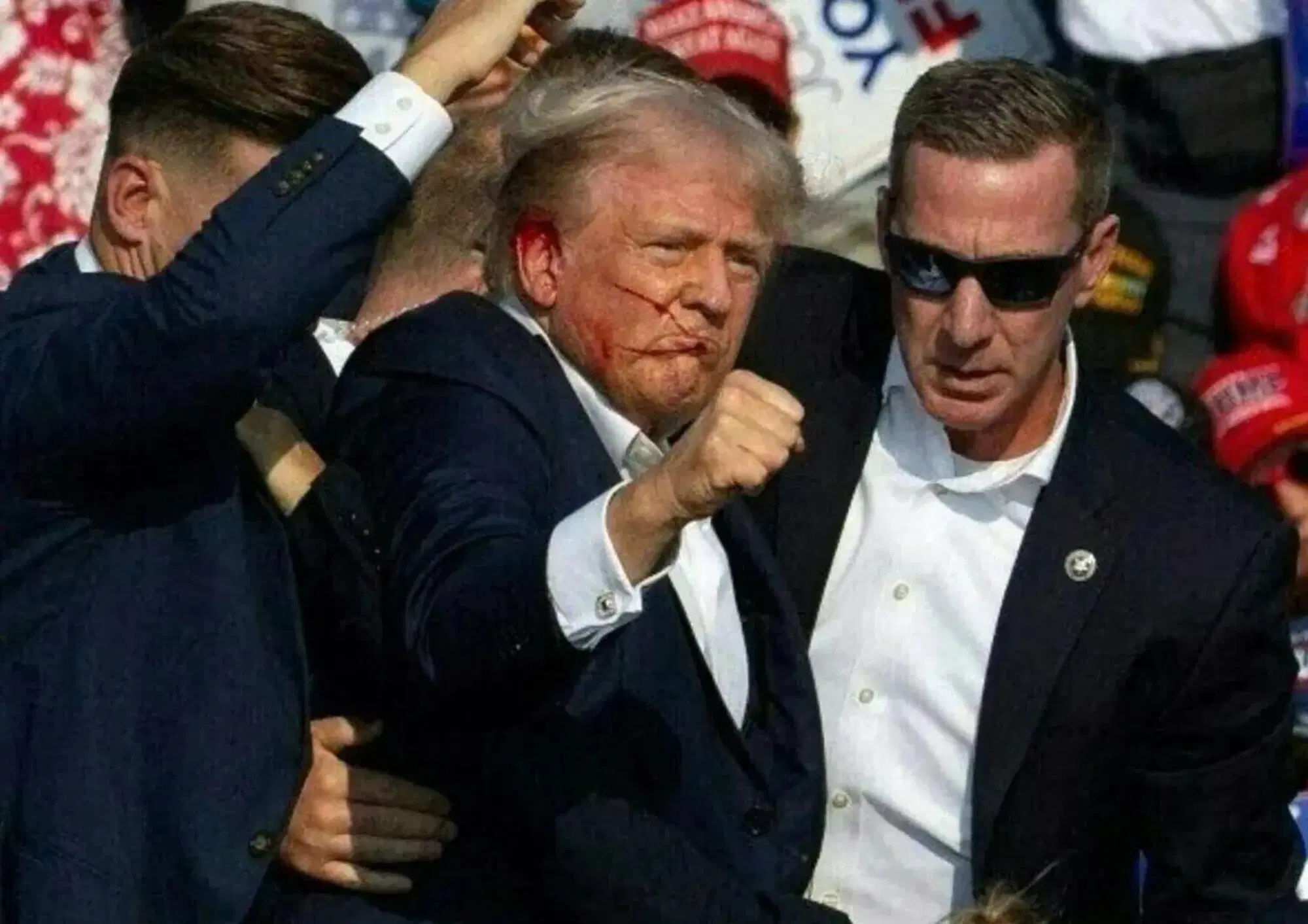 Donald Trump subito dopo l'attentato fallito contro di lui