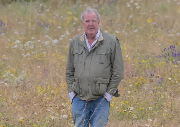 Ma perch&eacute; Jeremy Clarkson ha circondato di api la sua Fattoria? Ecco l&rsquo;ultima (folle) trovata dell&rsquo;ex Top Gear per tenere lontani i curiosi, ma&hellip;