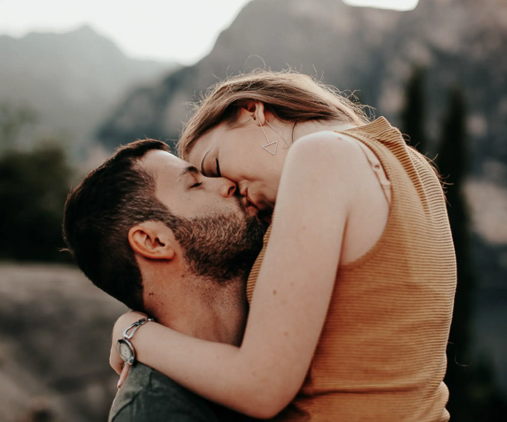 una coppia che si bacia