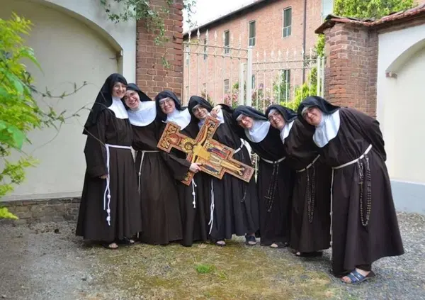 Abbiamo visitato Assisi durante il down di CrowdStrike e Microsoft e possiamo dirlo: la connessione spirituale delle monache clarisse funziona meglio dell&rsquo;intelligenza artificiale