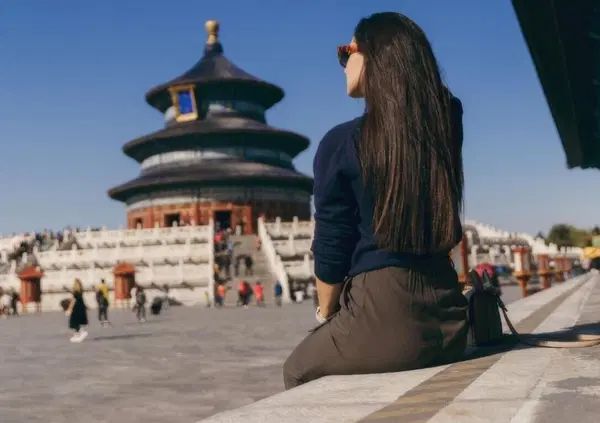 Volete una vacanza low cost? Andate in Cina (come Giorgia Meloni). Dai biglietti dell'aereo all'hotel: ecco cosa fare e dove stare a Pechino senza spendere troppo