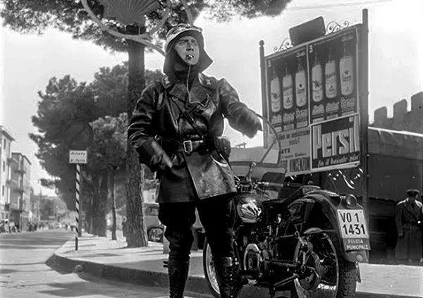 Perch&eacute; il vigile di Sanremo che timbrava il cartellino in mutande verr&agrave; risarcito con 227mila euro (e ne vuole anche di pi&ugrave;)? L'incredibile caso, dalle accuse di truffa al licenziamento, fino all'incasso: ma com'&egrave; possibile?