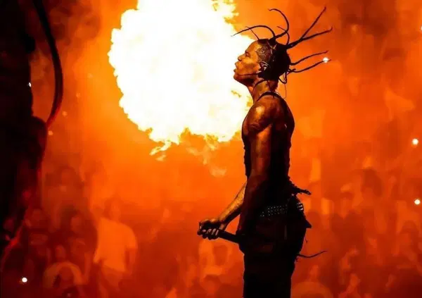 Siamo stati al concerto di Travis Scott all'Ippodromo La Maura di Milano e fra scosse di terremoto, poghi selvaggi e mancanza d&rsquo;acqua abbiamo capito che&hellip;