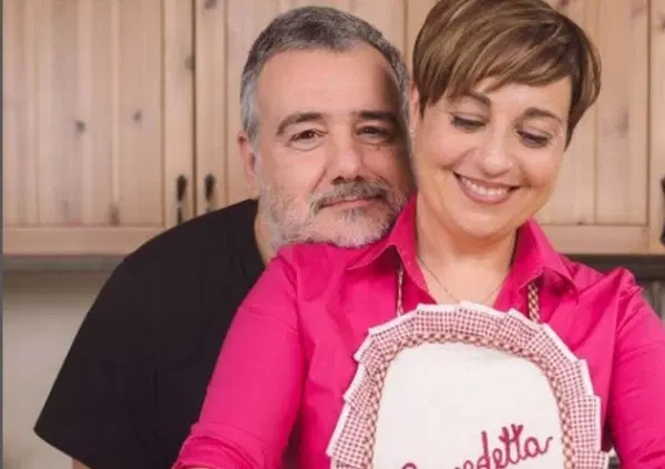 Ok la cessione a Mondadori, ma chi gestisce davvero il brand &ldquo;Benedetta Rossi&rdquo;? Lei o il marito Marco Gentili? Dalle stories su Instagram sembra lui sia il protagonista e lei l'intrusa. Ecco quali cambiamenti sono in vista&hellip; 