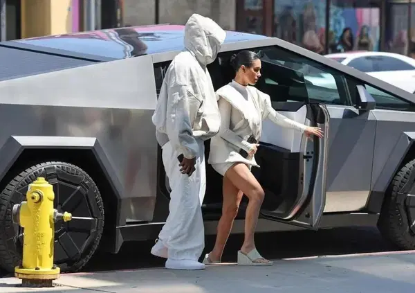 Bianca Censori con Kanye West e il Cybertruck libera di nuovo le gemelle. Ma Ye non aveva coperto la moglie? Intanto brutta notizia per l'ex Kim Kardashian [FOTO]