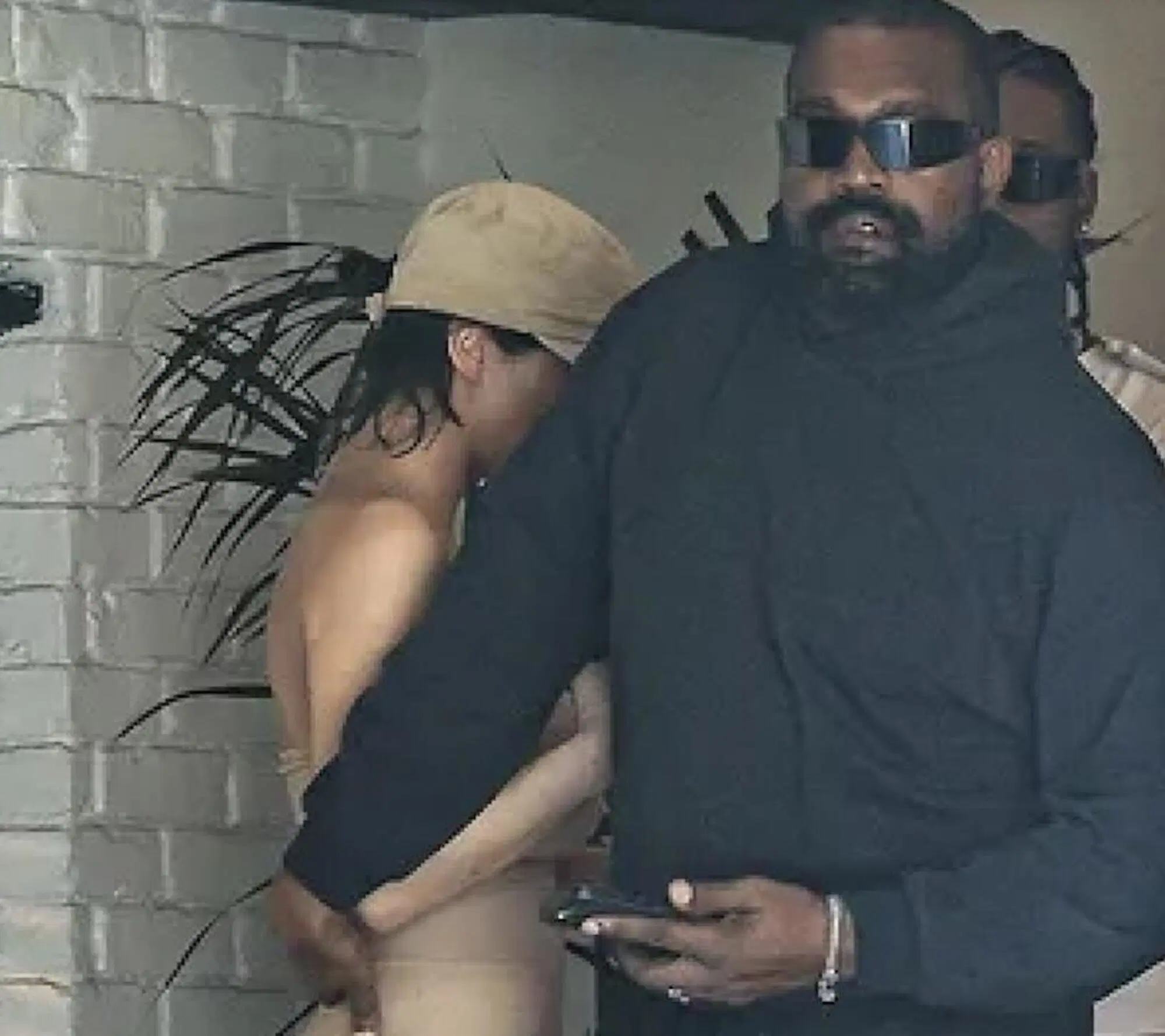 Kanye West che "nasconde" Bianca Censori