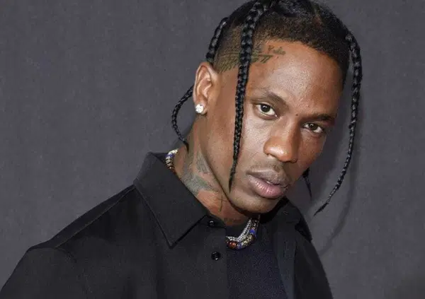 Ma davvero qualcuno &egrave; convinto che Travis Scott abbia cantato &ldquo;Pasta con tonno&rdquo; di Bello Figo al concerto all&rsquo;Ippodromo di Milano? S&igrave;&hellip; Ecco perch&eacute; [VIDEO]