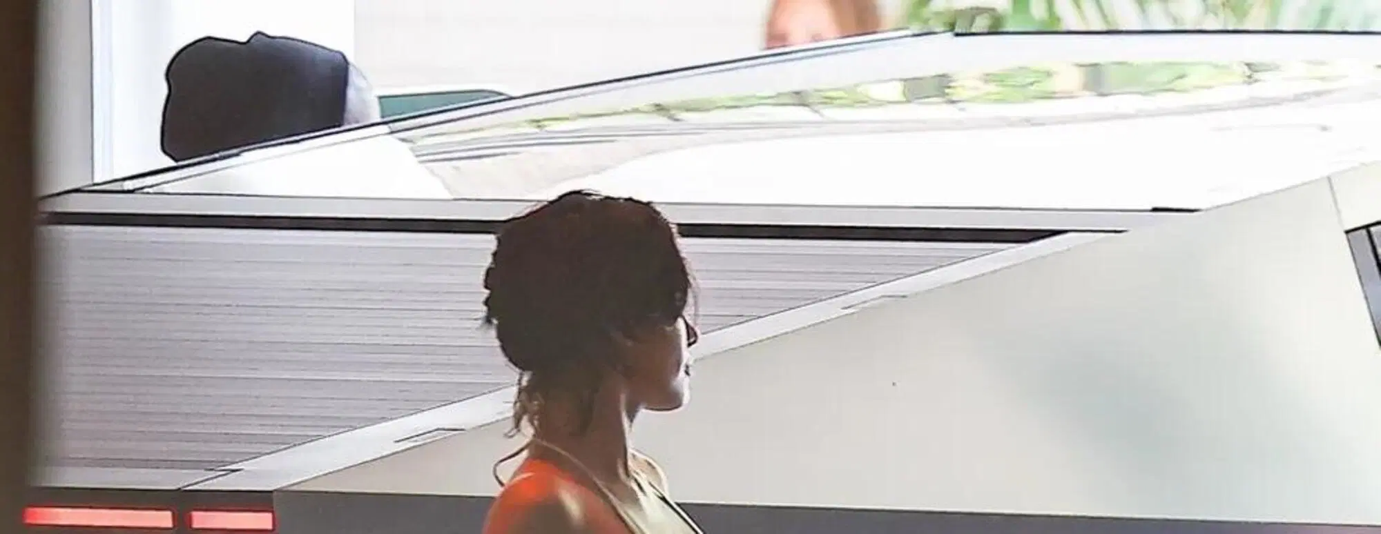 Bianca Censori fuori dall'hotel Chateau Marmont mentre va verso il Tesla Cybertruck di Kanye West