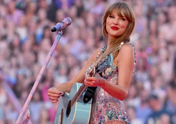 Clarkson su Taylor Swift: "Dovrebbe volare su aerei di linea anzich&eacute; su jet privati? Ecco perch&eacute; chi lo dice non capisce niente del mondo"