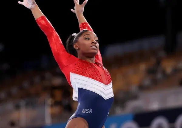 Dal buio dell&rsquo;Olimpiade di Tokyo alla rinascita: oggi torna in pedana la pi&ugrave; grande di tutti, Simone Biles