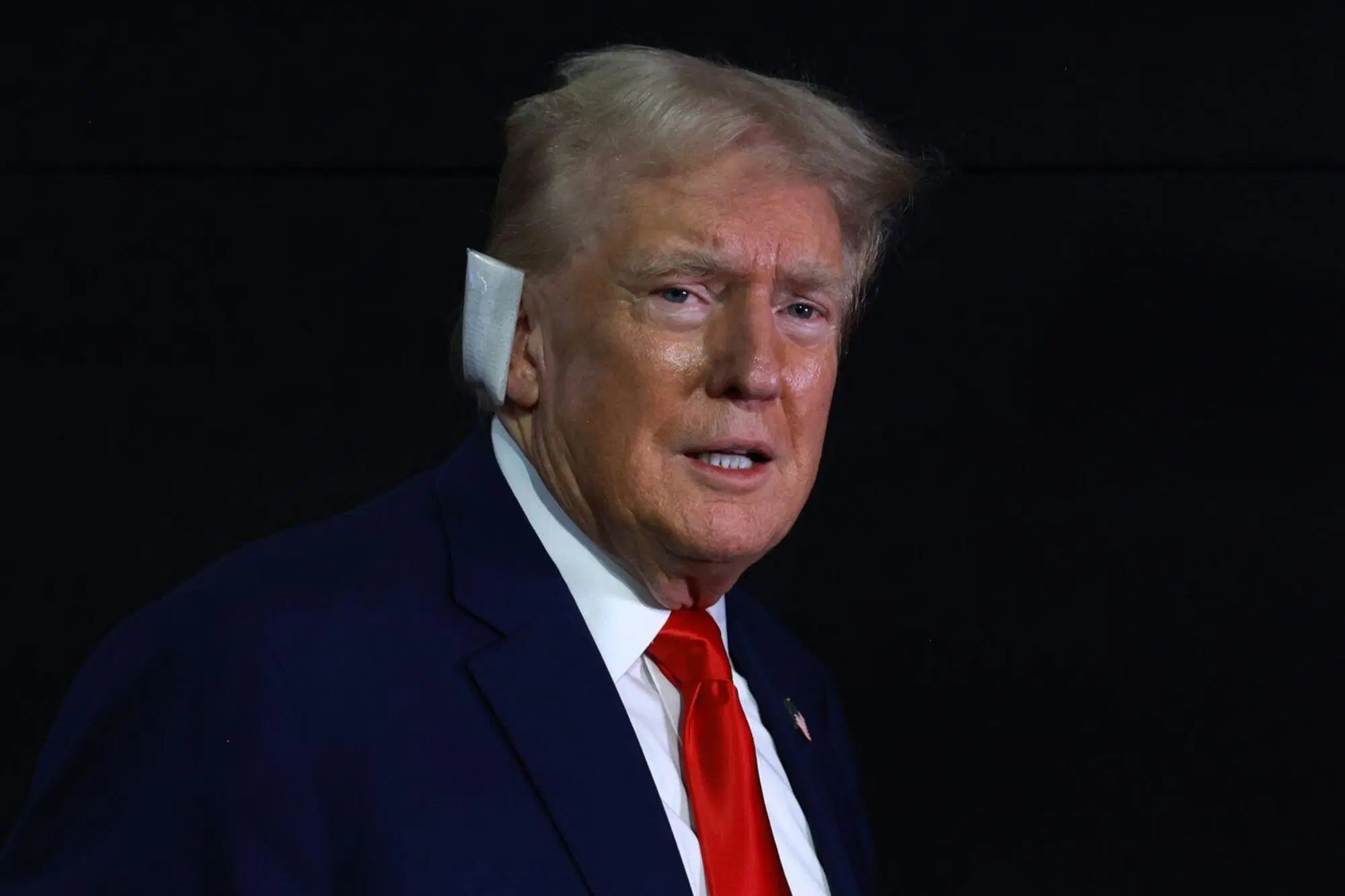 Donald Trump con l'orecchio bendato dopo l'attentato dello scorso 13 luglio