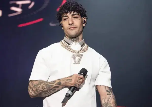 Tony Effe non all'altezza al concerto di Napoli? Fan infuriati: &ldquo;Soldi buttati per quelle canzoni&rdquo;. Ecco perch&eacute; [VIDEO]