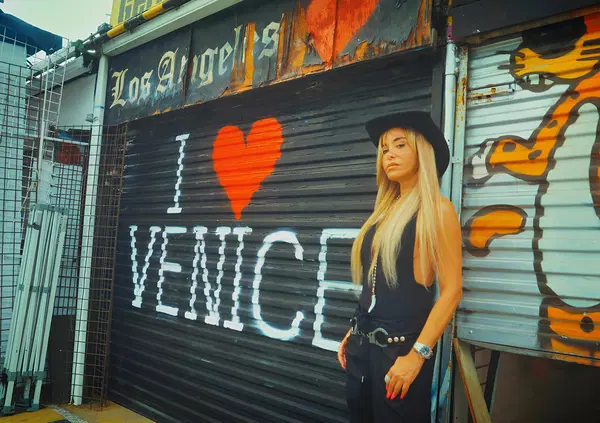 Ma vi siete accorti che Vera Gemma a Los Angeles &egrave; trattata come una star mentre in Italia nessuno dice niente? Presentata da un regista premiato a Cannes, elogiata da un Premio Oscar e celebrata dal Times, ma da noi c'&egrave; omert&agrave;. Perch&eacute;?