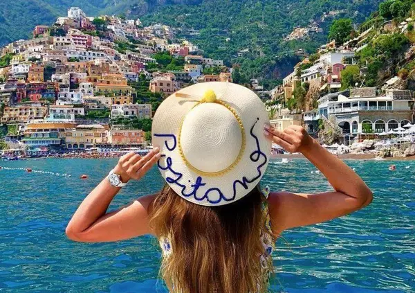 Ma che caz*o scrive il Time sulle vacanze estive e cosa visitare? Hotel di lusso ad Amalfi, Cortina e le Terme di Caracalla: i soliti consigli per turisti ricchi, ma sono mai stati in Italia?
