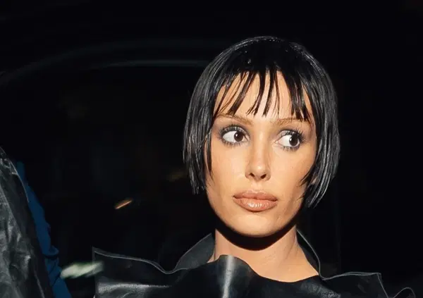 Ma Bianca Censori si &egrave; rifatta o no il seno che sfoggia con Kanye West? E cosa c'entra Snoopy? La risposta del chirurgo plastico