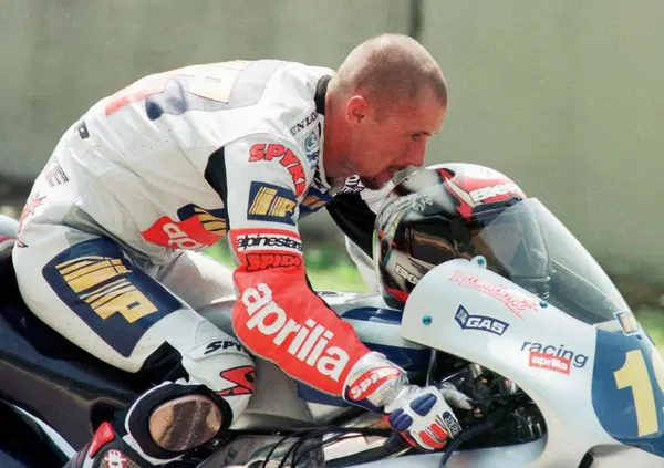 "Bezzecchi in Aprilia? Ho pianto": Sara, la moglie di Doriano Romboni, sugli "occhi buoni", un sogno e "il destino che non tira solo colpi atroci"