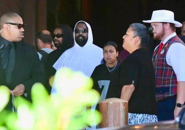 Kanye West porta i figli a Disneyland, ma questa volta Bianca Censori non c'&egrave;. Perch&eacute;? Eppure la sera prima erano insieme. Ci sar&agrave; di mezzo Kim Kardashian?
