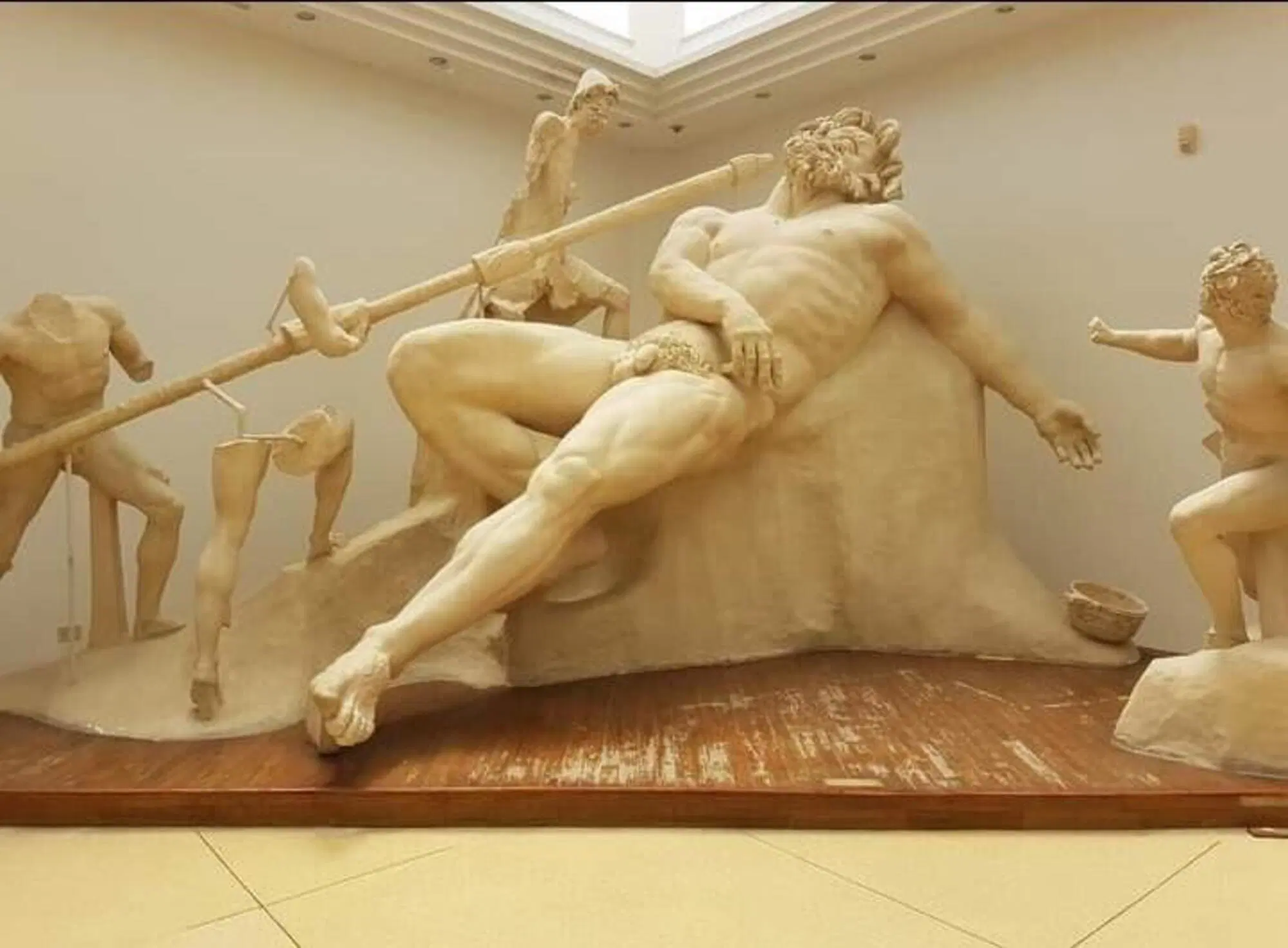 Una delle statue rinvenute, raffigurante Ulisse e i suoi compagni nell'atto ti accecare Polifemo