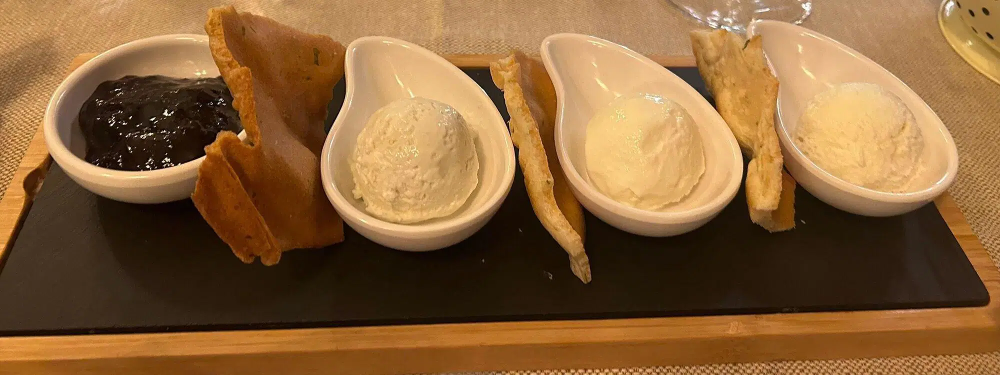 L'antipasto, una degustazione di gelati al formaggio con cialda al rosmarino e confettura di fichi