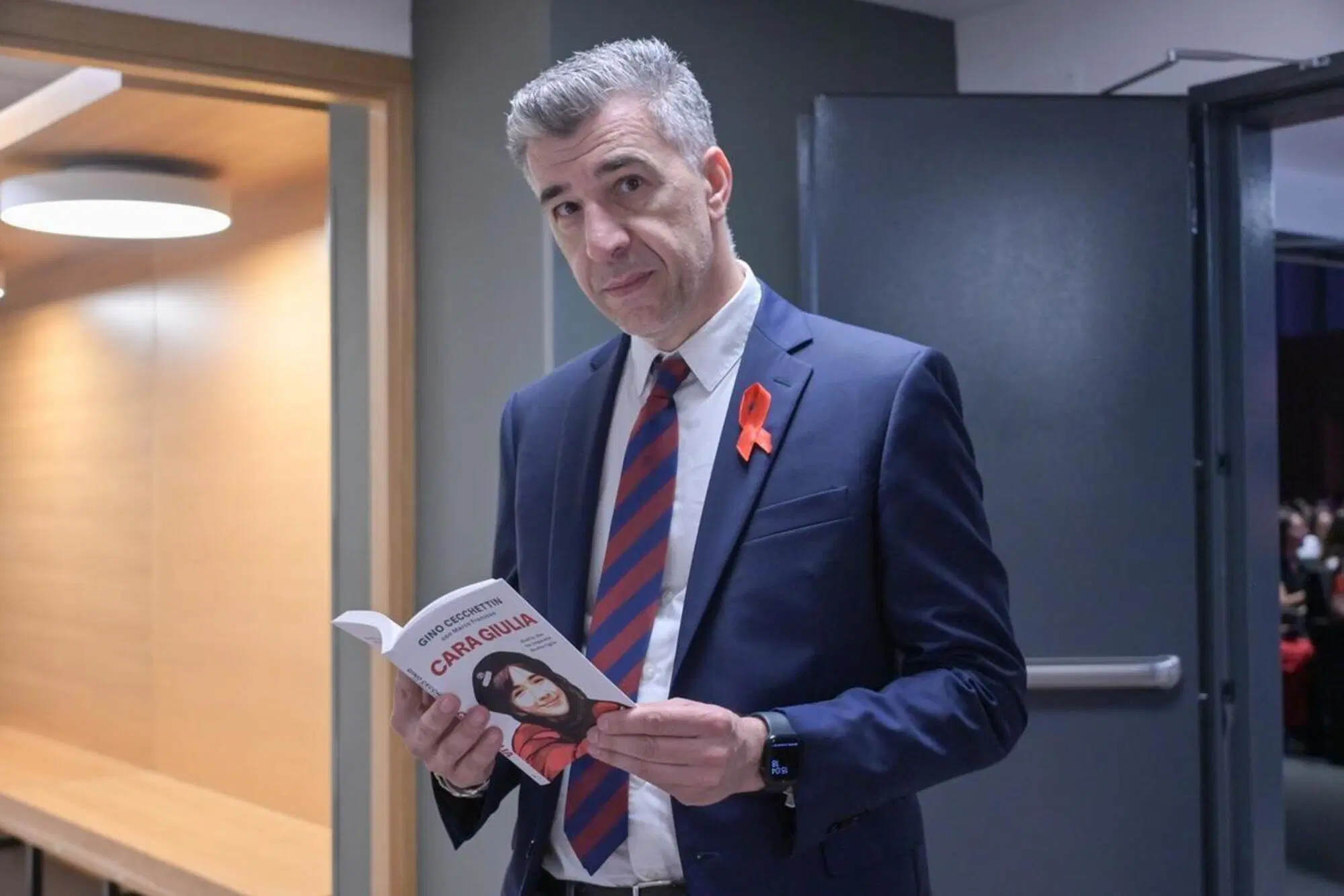 Gino Cecchettin con il suo libro, "Cara Giulia"