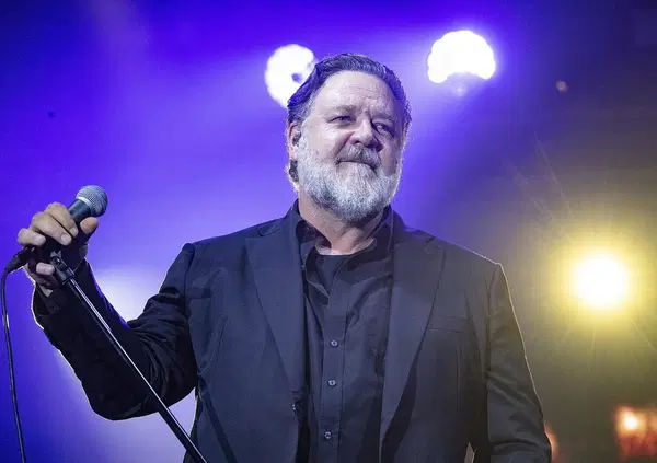 Siamo andati al concerto di Russell Crowe a Noto: ecco com'&egrave; andata, tra grandi domande (&ldquo;Lo avete visto nudo?&rdquo;), facce da &ldquo;Silenzio degli innocenti&rdquo; e &ldquo;Sar&agrave; perch&eacute; ti amo&rdquo; dei Ricchi e Poveri