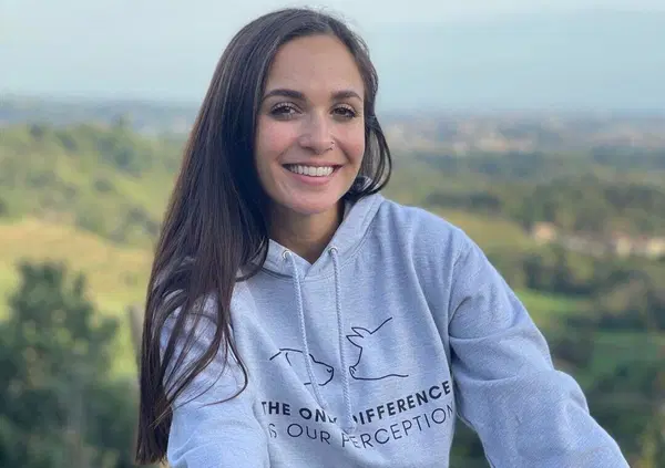 Chiara Ferragni, Paola Turani &amp; Co, leggete qui. C'&egrave; vita fuori da Instagram: influencer pentita si trova un lavoro vero. A zappare la terra: chi sar&agrave; la prossima Valerie Casto?