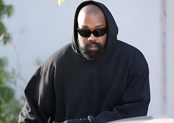 Kanye West passione Tesla Cybertruck (pi&ugrave; Bianca Censori): Ye allarga la sua collezione di pick-up elettrici di Elon Musk, proprio come Kim Kardashian... Ritorno di fiamma?