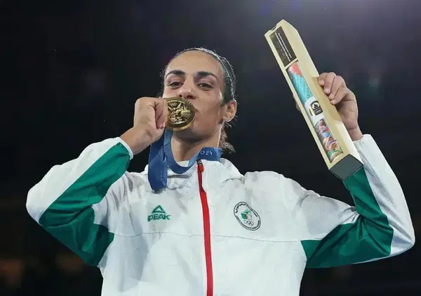 Ma, se Imane Khelif &egrave; una donna, perch&eacute; l'uomo che la premia con l'oro le tocca il petto nella consegna della medaglia alle Olimpiadi e nessuno (lei in primis) dice niente? [VIDEO]
