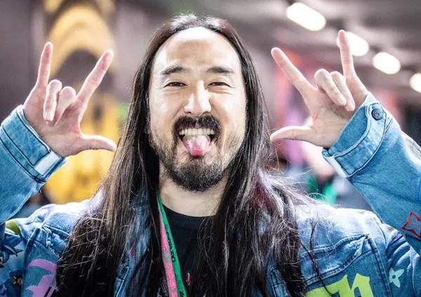 Steve Aoki &egrave; il Cristiano Ronaldo dei dj? Ma come fa uno come lui a passare dagli show di Tomorrowland all'Arabia Saudita per la Esports World Cup? La risposta &egrave;.... follow the money, perch&eacute;...