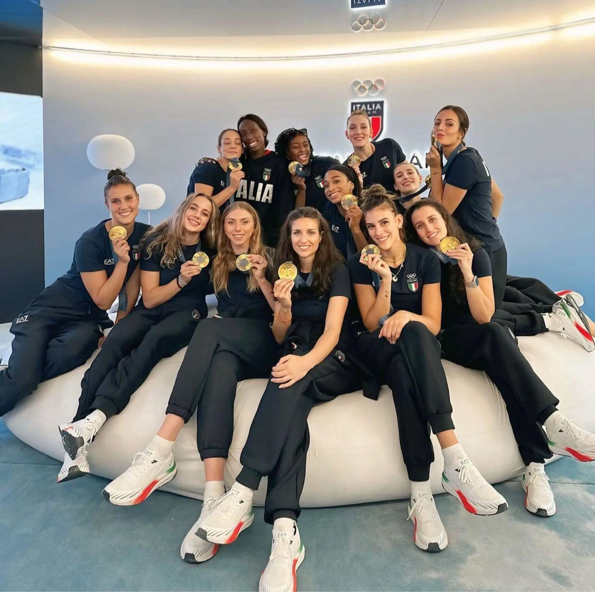 Le ragazze dell'Italvolley dopo l'oro alle Olimpiadi