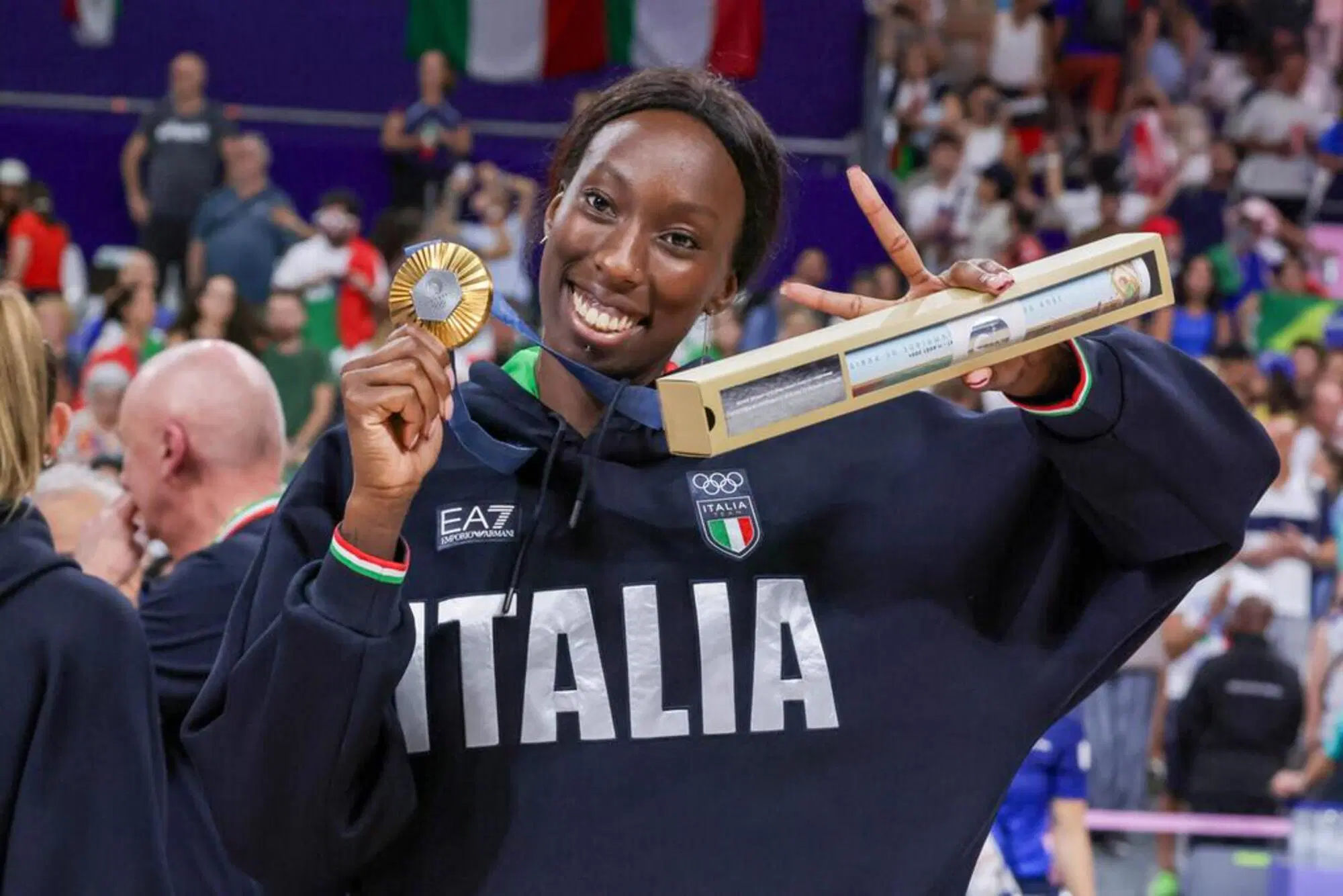 Paola Egonu con l'oro olimpico dopo la vittoria dell'Italvolley a Parigi 2024