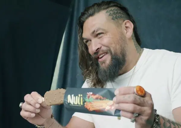 Siamo andati a mangiare i nuovi gelati Nuii Elements Collection, pubblicizzati da Jason Momoa (Aquaman). Ma davvero sono piaciuti a Joe Bastianich? Ecco qual &egrave; il gusto migliore