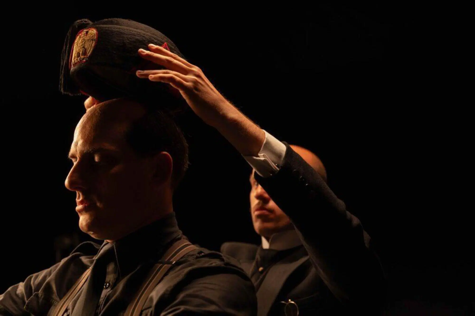 Luca Marinelli &egrave; Benito Mussolini in "M - il figlio del secolo" di Wright