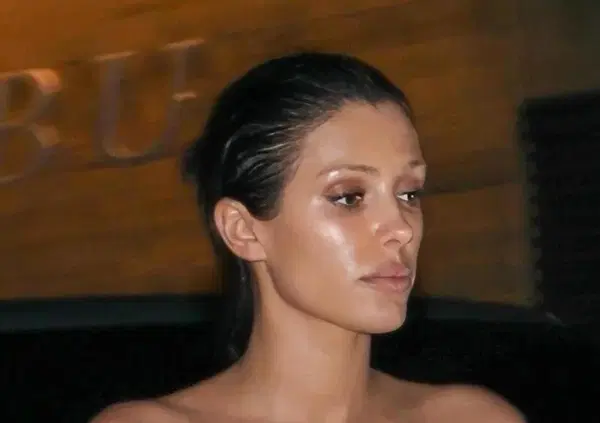 Bianca Censori ma non ti censuri davvero mai? A cena con i figli di Kanye West in mini abito, ma per fortuna c'&egrave; la carne (come colore)... [FOTO]