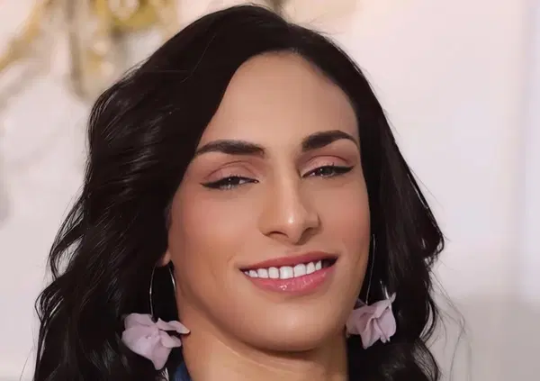 Imane Khelif stupisce ancora: ecco l'extreme makeover con trucco e nuovo look dopo la medaglia d'oro alle Olimpiadi nella boxe. Un pugno ai critici o...? [VIDEO]