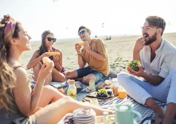 In spiaggia si pu&ograve; portare da mangiare o no? E i divieti negli stabilimenti balneari sono leciti? Risponde l'avvocato Massimiliano Dona: &ldquo;Cibo sotto l&rsquo;ombrellone? Ecco la verit&agrave;&rdquo;