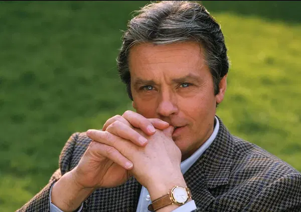 Alain Delon &egrave; morto: il cinema grazie alle donne e per le donne, l'amore per i cani e per Romy Schneider, il pessimo rapporto con Hollywood e... Quello che forse non sapete sul divo francese