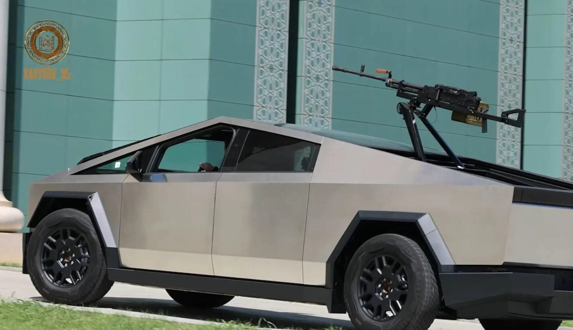 L'auto con mitragliatore incorporato sul tetto