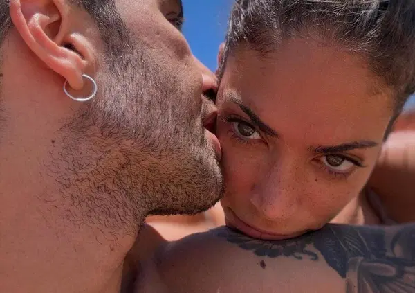 Elodie e Andrea Iannone in vacanza in Portogallo, ma non erano in crisi? La vita da spiaggia &ldquo;normale&rdquo; della cantante e del pilota, il camper e la birra al tramonto