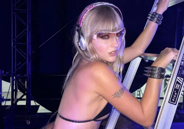 Ma Victoria dei M&aring;neskin &egrave; meglio come dj o come spogliarellista? A seguire il suo tour tra foto e video c'&egrave; il sospetto che...