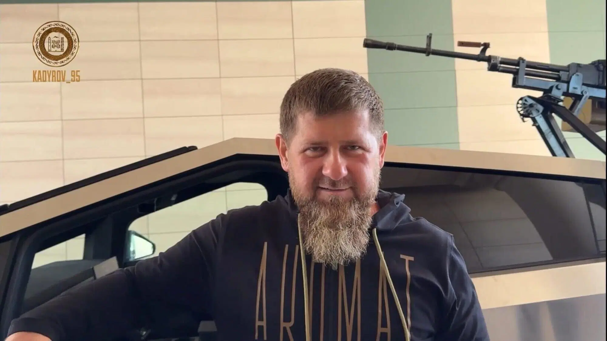 Kadyrov in posa davanti all'auto con il mitragliatore