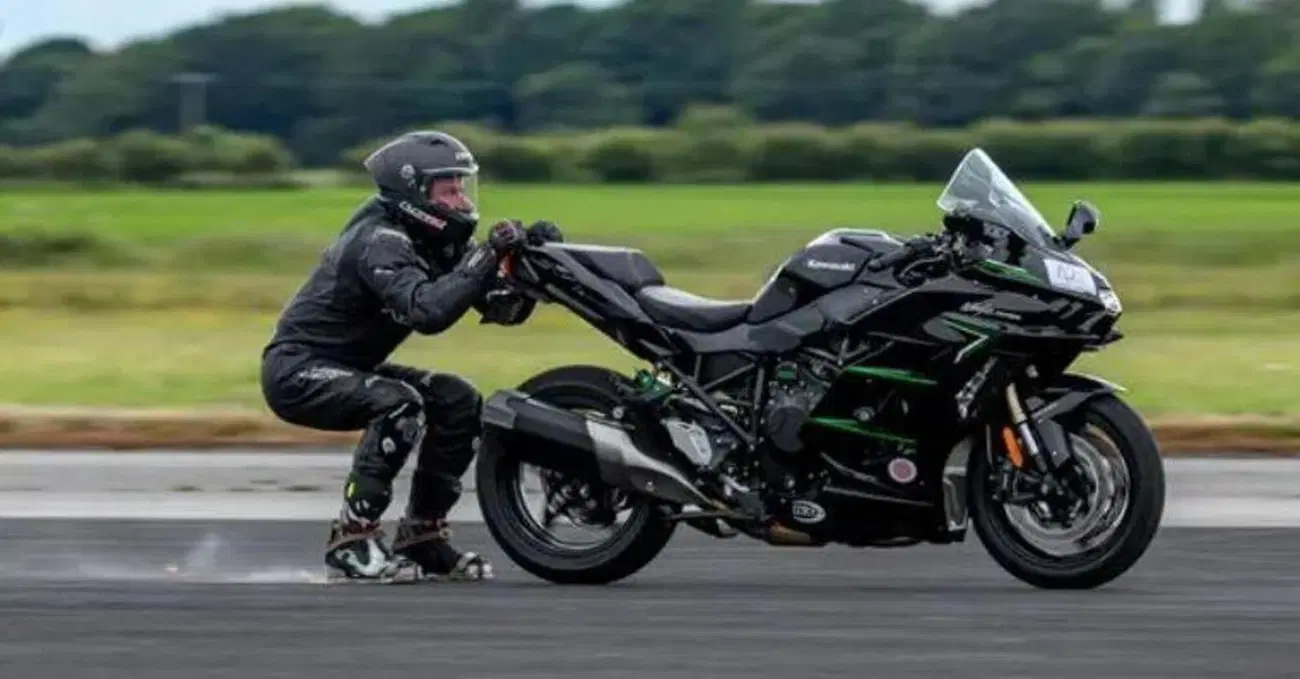 [VIDEO] A 256 km/h "dietro" la Ninja H2 SX: l'ultima follia di Jonny Davies con pattini&nbsp;di&nbsp;titanio&hellip; 
