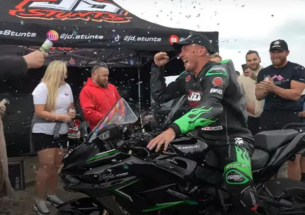 [VIDEO] A 256 km/h "dietro" la Ninja H2 SX: l'ultima follia di Jonny Davies con pattini&nbsp;di&nbsp;titanio&hellip; 