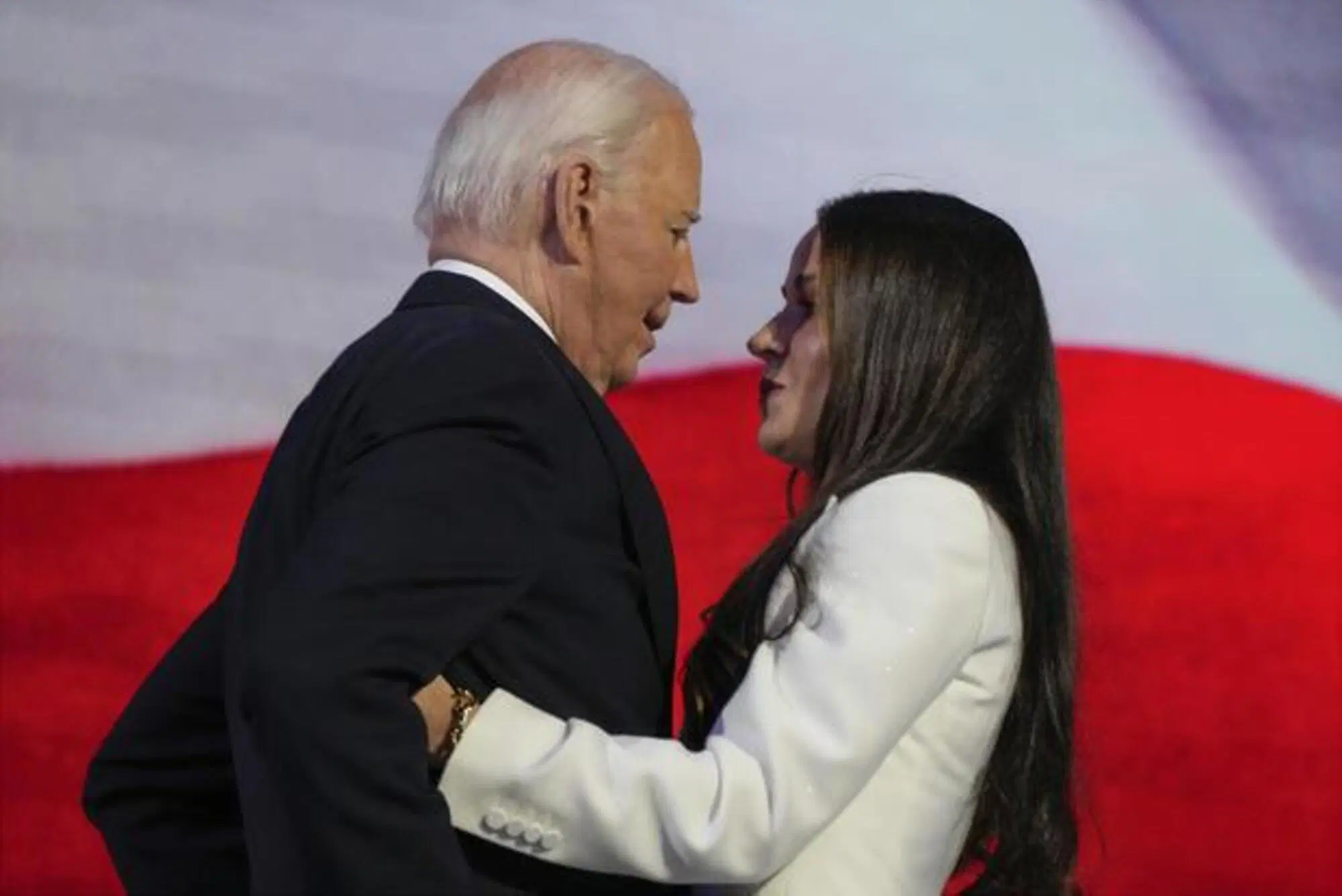 L'abbraccio tra Joe Biden e la figlia Ashley