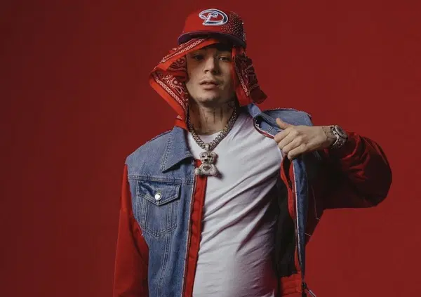 Shiva esce dal carcere e vuole diventare un esempio: tra il figlio in mezzo a collane, contanti, fumo e pistole, &egrave; l'artista che si merita la Gen Z?