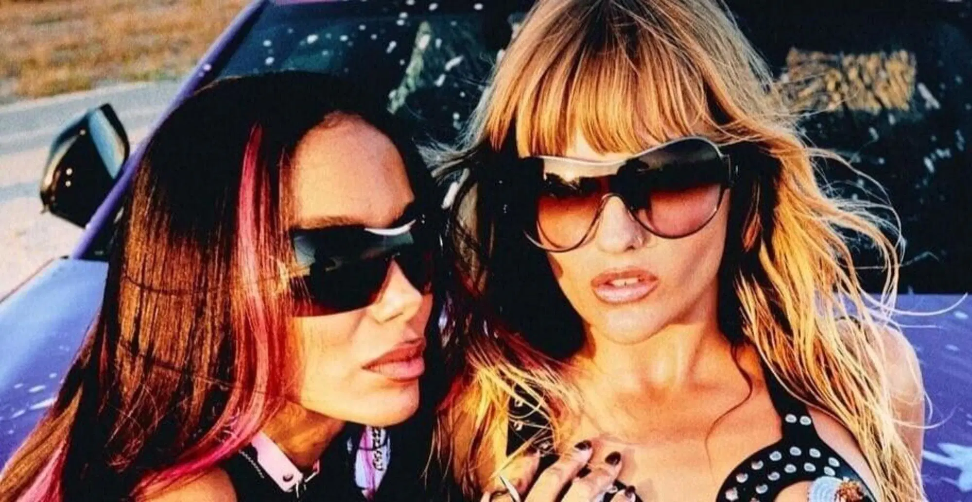 Victoria de Angelis e Anitta in uno scatto di anticipazione del video musicale di "Get Up B*tch"